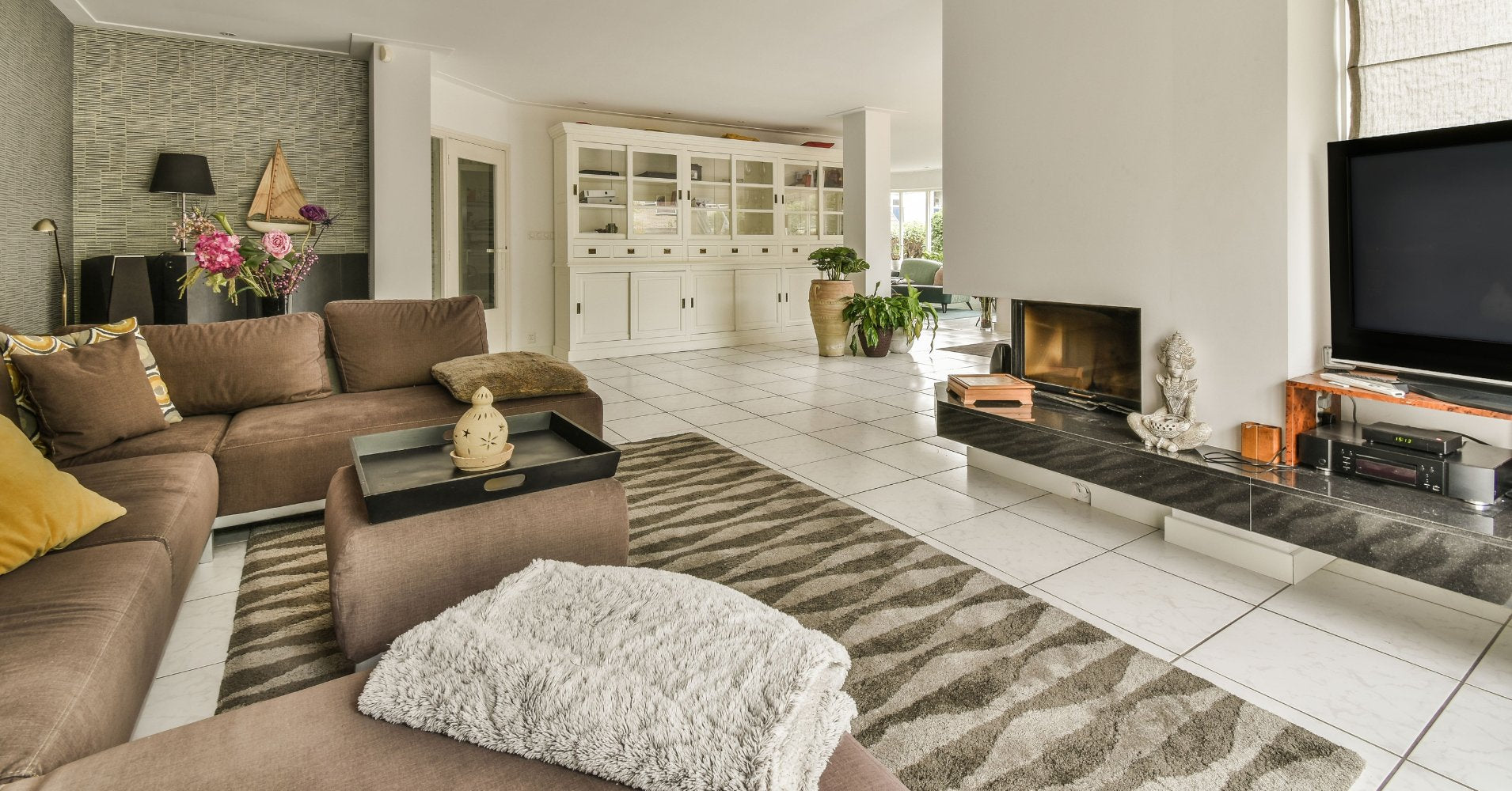 Ein gemütliches Wohnzimmer, auf dem Sofa ist eine Decke von fine.
