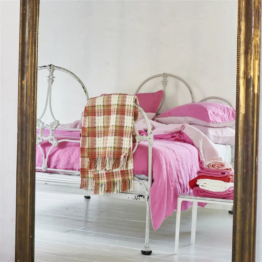 Designersguild Decke - Woodhall Zinnia dekoriert auf einem Bett. 