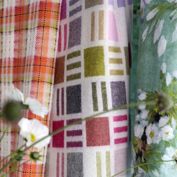  Designersguild Decke - Woodhall Zinnia dekoriert mit weiteren Decken von Designersguild.