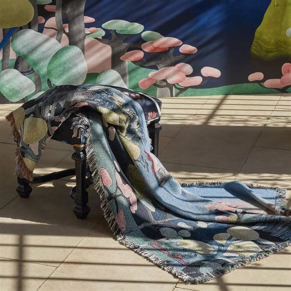  Christian Lacroix - It's Paradise Agate Decke auf einem Hocker dekoriert
