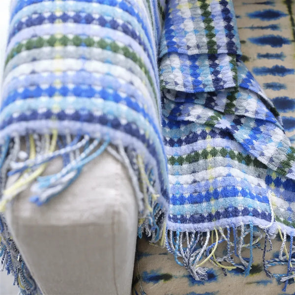  Designersguild Decke - Marano Cobalt über eine Couch trapiert in Nahaufnahme.