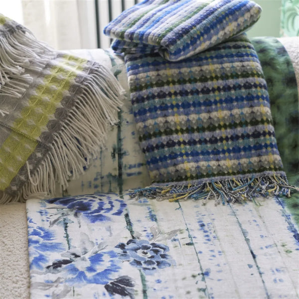  Designersguild Decke - Marano Cobalt auf einer Couch dekoriert.
