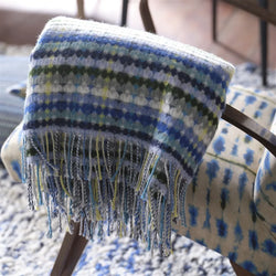 Designersguild Decke - Marano Cobalt auf einem Stuhl trapiert.