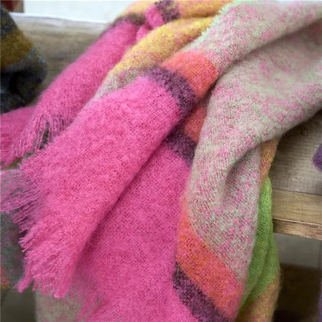 Designers Guild - Mikome Fuchsia Mohair Decke