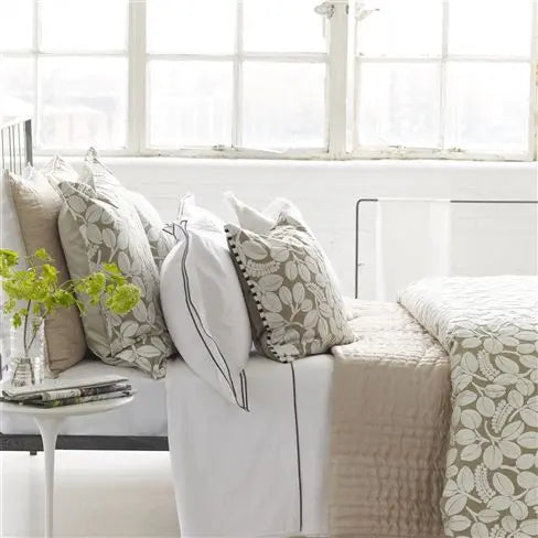 Designers Guild - Chenevard Natural & Chalk Steppdecke