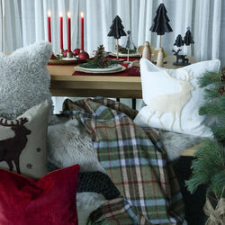 Weihnachts-Dekoset Hirsch aus Wollfilz winterlich dekoriert im BONWI Showroom.