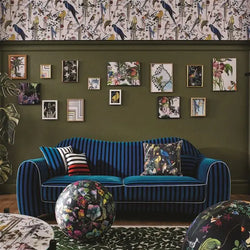 Christian Lacroix - Birds Sinfonia Crepuscule Kissen auf gestreifter Couch vor bunter Wand