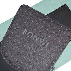Rückseite von Bonwi Sitzkissen aus 100% Wollfilz mit rutschfester Unterseite.