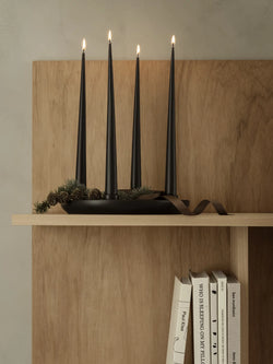 Blomus Kerzenhalter Advent in schwarz minimalistisch dekoriert mit vier schwarzen Kerzen im Skandi-Wohnstil.