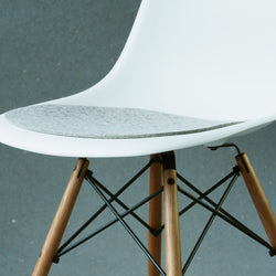Ungefüttertes Sitzkissen Batudo aus Wollfilz für Vitra Eames Side Chair in hellgrau.