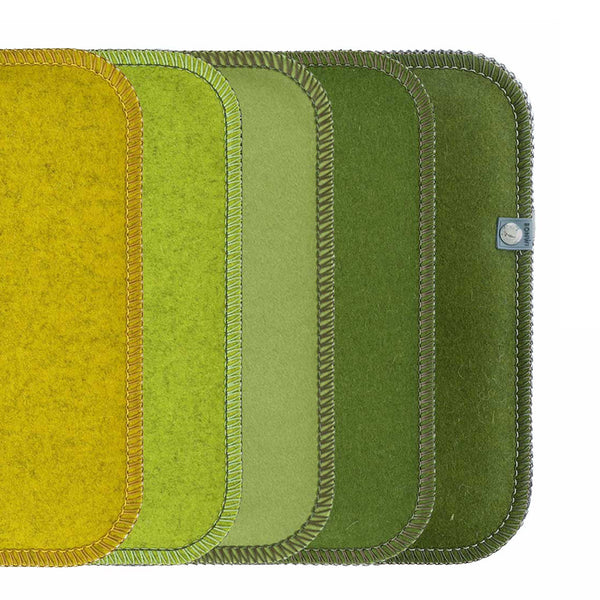  Sitzkissen aus Wollfilz mit Kettelrand nach Maß in senfgelb, grün, dunkelgrün und moosgrün.