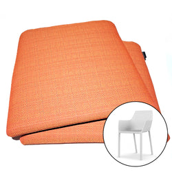 Zwei Outdoor-Sitzkissen für Kristalia MEM Stuhl in orange.