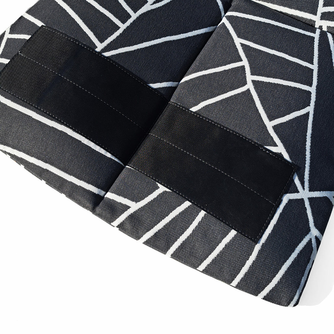 Klettverschluss von Vollpolster Outdoor-Sitzkissen für Heaven Armlehnstuhl von EMU in schwarz mit asymmetrischen weißen Linien.