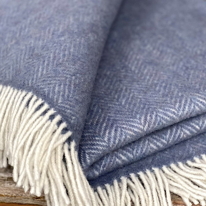 John Hanly – XXL Decke aus Woll-Cashmere-Mix blau Nahaufnahme.