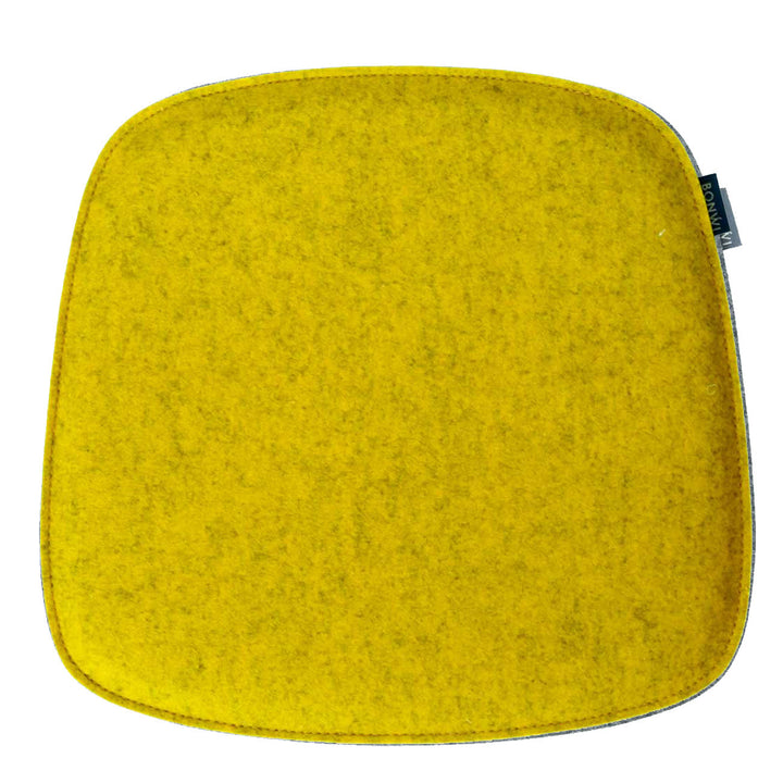 Sitzkissen aus Wollfilz für Eames Armchair von Vitra in senfgelb.