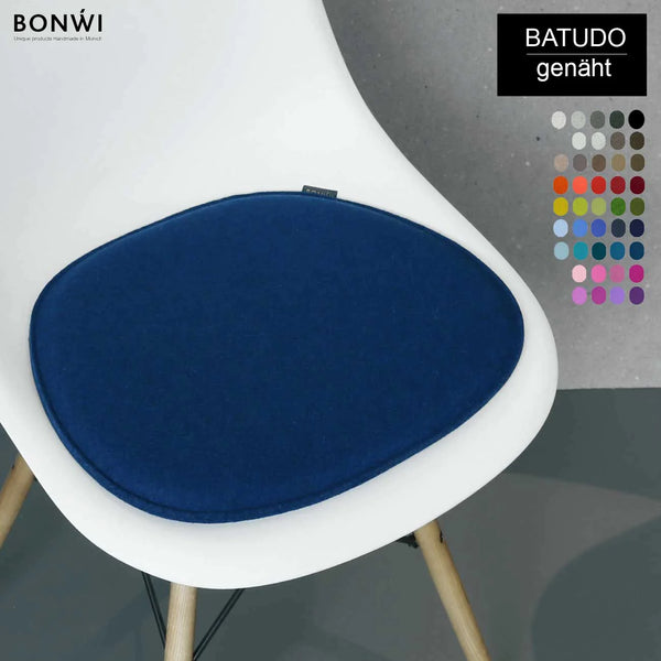  Sitzkissen aus Wollfilz für Eames Side Chair von Vitra in dunkelblau mit Farbkarte zur Auswahl an der Seite.