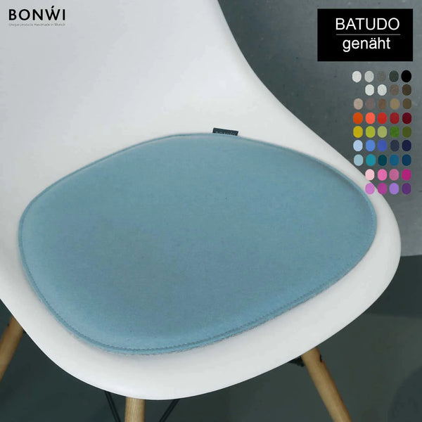  Sitzkissen aus Wollfilz für Eames Side Chair von Vitra in hellblau mit Farbkarte zur Auswahl an der Seite. 