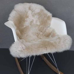 Lammfell für Sitzschale in beige in Schaukelstuhl.