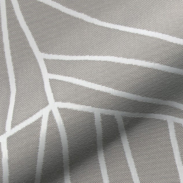 Vollpolster Outdoor-Sitzkissen für Heaven Armlehnstuhl von EMU in grau mit asymmetrischen weißen Linien.