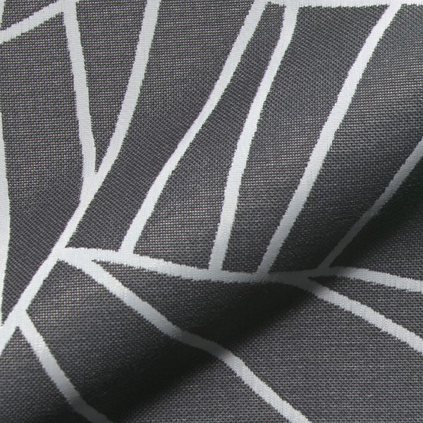 Vollpolster Outdoor-Sitzkissen für Heaven Armlehnstuhl von EMU in schwarz mit asymmetrischen weißen Linien.