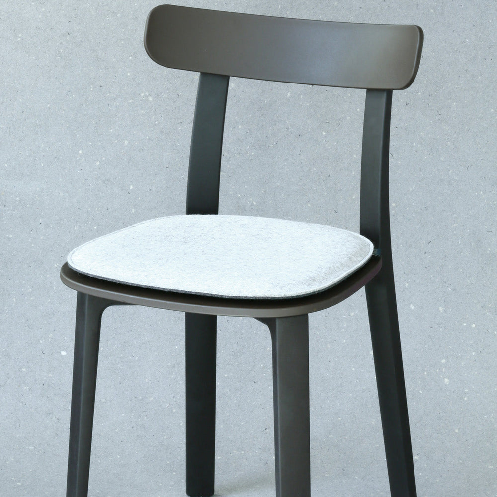 Sitzkissen aus Wollfilz für All Plastic Chair von Vitra in weiss.