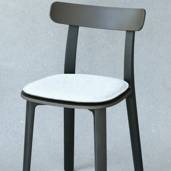  Sitzkissen aus Wollfilz für All Plastic Chair von Vitra in weiss.