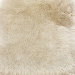 Nahaufnahme Lammfell-Sitzkissen für Eames Side Chair von Vitra in creme.