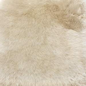  Nahaufnahme Lammfell-Sitzkissen für Eames Side Chair von Vitra in creme.